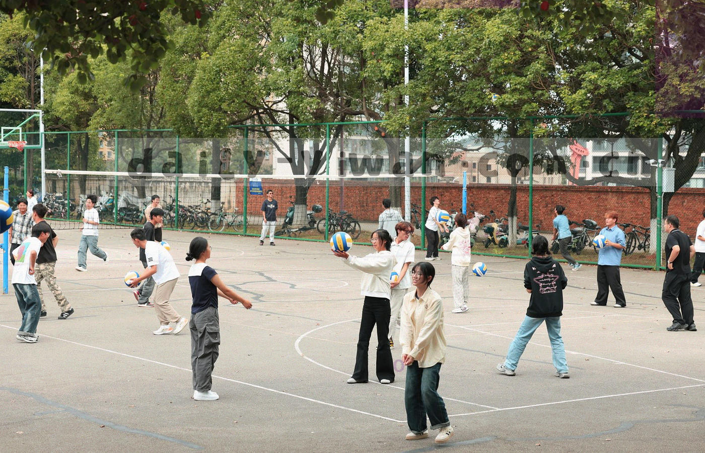 手绘的城市地图，右侧贴着彩色城市标注与师傅团队编号便签